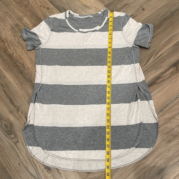 Lululemon Gray and White Striped Women's Top - Picture 4 of 5